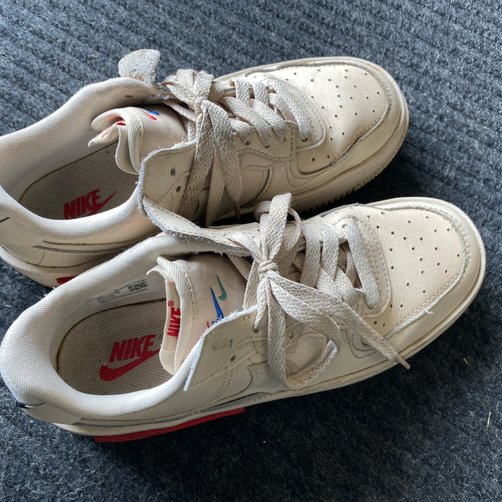 Nike Cream Sneakers Classic Low-Top Design
